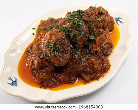 beaf meat balls with tomato source 