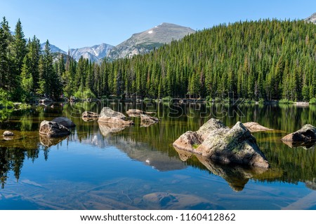 Bear Lake - A sunny summer morning view of a rocky section of Bear Lake, Rocky Mountain National Park, Colorado, USA. Imagine de stoc © 