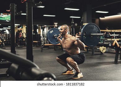 Bearded bodybuilder during his workout with a barbell in the gym - Powered by Shutterstock