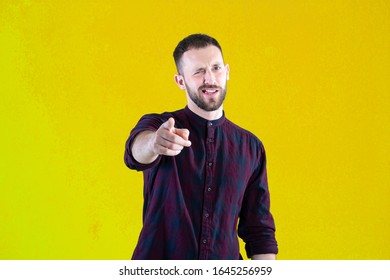 bearded Guy looking and pointing