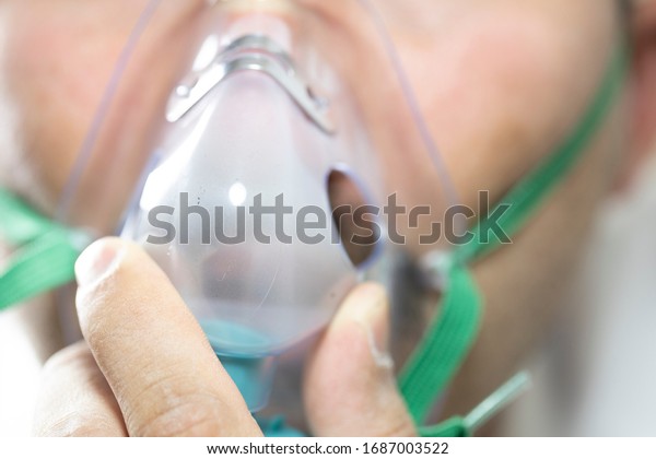 髭を生やした男は顔に酸素マスクをつけている 接写 患者は呼吸が悪い の写真素材 今すぐ編集