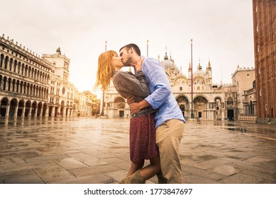 Beatiful Young Couple Having Fun While Visiting Venice - Tourists Travelling In Italy And Sightseeing The Most Relevant Landmarks Of Venezia - Concepts About Lifestyle, Travel, Tourism