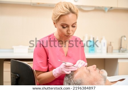 Beautician spoon uno clean stratum corneum of skin of face