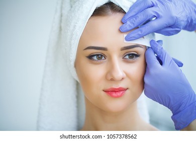 closeup young woman face with medical beauty concept
 (dopasowania: 100)