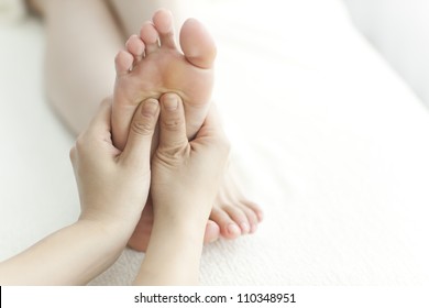 The beautician who massages the foot