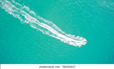 Belle vue aérienne jet ski en mer 