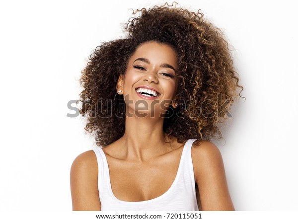 Belle fille afro-américaine avec une coiffure : photo de stock ...