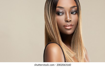 Schöne Afroamerikanerin mit gefärbtem und gerader Haar. Die Schönheit eines afro-schwarzen Mädchens mit einem Bob glatten Haarstil und Ton. Keratin-Straighting. Behandlung, Pflege und Kurbehandlung.