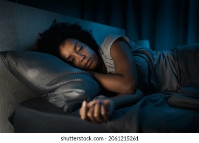 Schöne afrikanische Amerikanerin schläft nachts in ihrem Bett