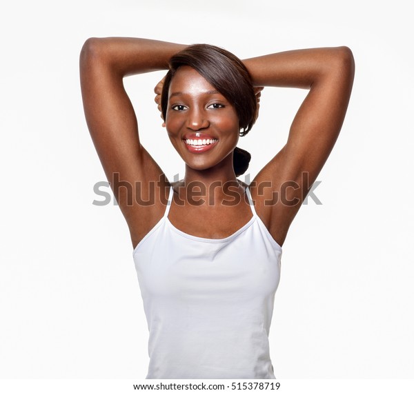 美しいアフリカ系アメリカ人の女性 黒い美人 Armpitは気にしています 脇毛 抜毛 完璧な皮膚 の写真素材 今すぐ編集