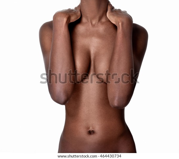 肌の色がきれいで 肌がトップレスの胸のない美しいアフリカ系アメリカ人の若い女性 裸の胸を覆う美しい女性 黒人の美人 の写真素材 今すぐ編集