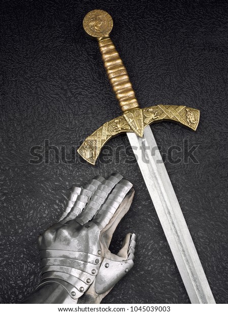暗い美しい背景に美しい古代の剣と鉄の騎士の手袋 の写真素材 今すぐ編集