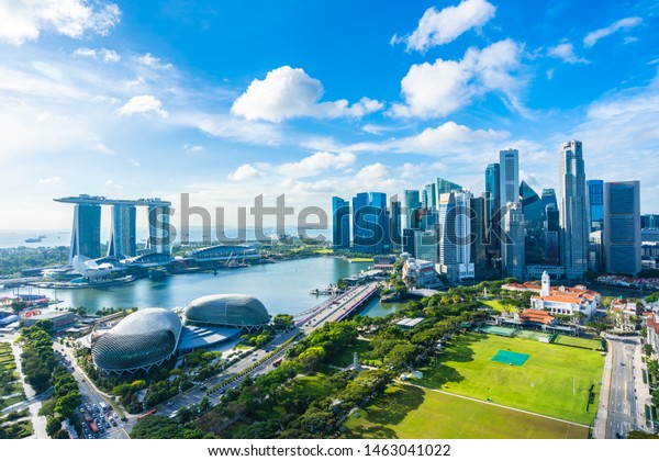 シンガポールの都市の空に白い雲を乗せた外観の町並みの美しい建築 の写真素材 今すぐ編集