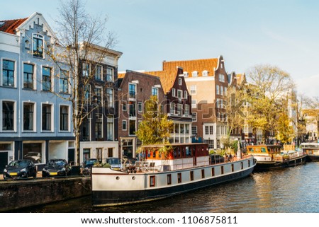 Foto Bild Architektur niederländischer Häuser und Hausboote am Amsterdamer Kanal