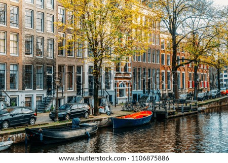 Schöne Architektur niederländischer Häuser und Hausboote am Amsterdamer Kanal im Herbst