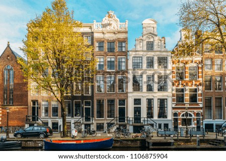 Schöne Architektur niederländischer Häuser und Hausboote am Amsterdamer Kanal im Herbst