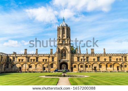 Beautiful Architecture Tom Tower of Christ Church at Oxford University in Oxford , United Kingdom