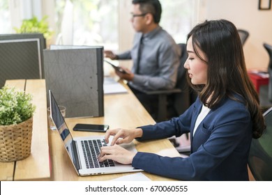 schöne asiatische Geschäftsfrau, die mit Laptop-E-Mail arbeitet, um Partner in einem modernen Büro zu sein, Business-Erfolg-Team-Konzept  