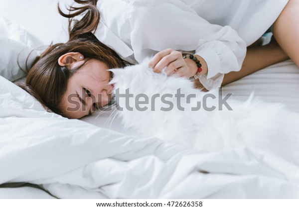 Beautiful Asian Girl Sleeping On Bed Foto De Stock 472626358 Shutterstock