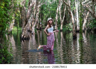 Beautiful Asian tourists come to walk in the water, jump in the lake, there is a forest, a national park, a forest.