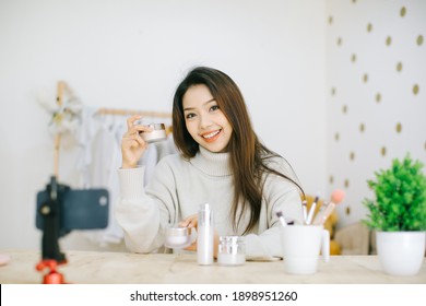 Beautiful Asian Woman Blogger Showing How Stock Photo 1898951260 ...