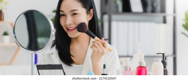 Beautiful Asian Woman Blogger Showing How Stock Photo 2174110547 ...