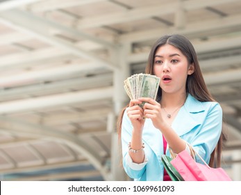 Beautiful Asian Woman Are Excited After Get Money To Go Shopping