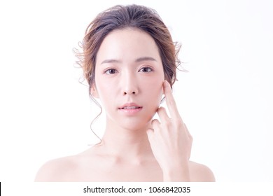 Schönes asiatisches Frauenportrait. Schöne Frau, die die Kamera sieht. Koreanische Frau berührt ihr Gesicht. Menschen mit dem Konzept der Jugend- und Hautpflege. einzeln auf weißem Hintergrund.
