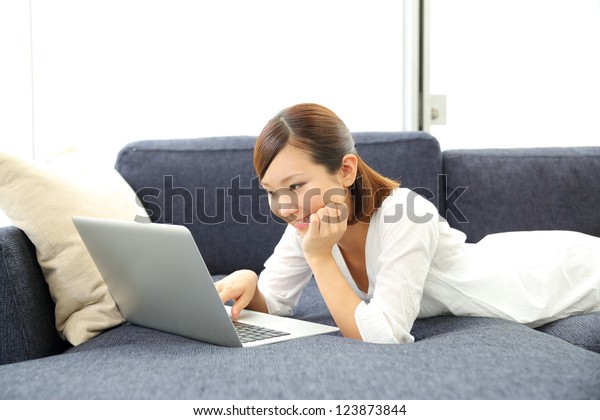 「Beautiful Asian Woman Using Laptop Computer」の写真素材（今すぐ編集） 123873844