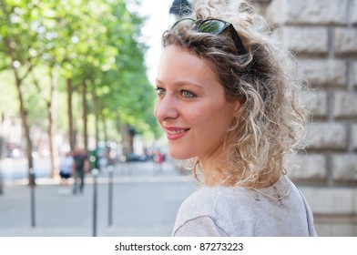 schöne attraktive junge Frau, die beim Rückblick lächelt