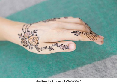 Beautiful back hand henna designs on girl hand