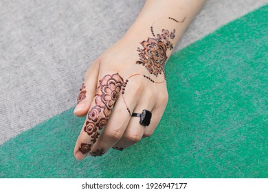 Beautiful Back hand henna pattern 