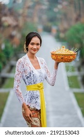 4,908 Balinese woman praying Images, Stock Photos & Vectors | Shutterstock