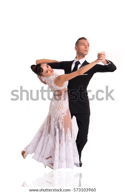 白い背景にダンスポーズの美しいバルームダンスカップル ワルツ タンゴ スローフォックス 速足を踊る官能的なプロのダンサー の写真素材 今すぐ編集