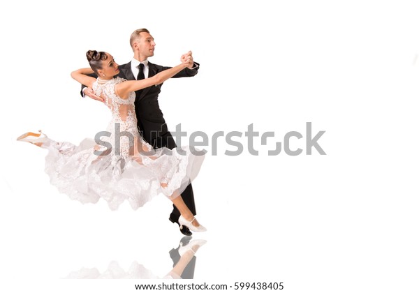 白い背景にダンスポーズの美しいバルームダンスカップル ワルツ タンゴ スローフォックス 速足を踊る官能的なプロフェッショナルダンサー の写真素材 今すぐ編集