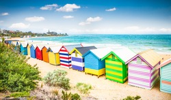 Bellissime Case Balneari Sulla Spiaggia Di Sabbia Bianca A Brighton Beach A Melbourne, Australia.