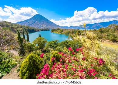 Bela baía do Lago Atitlan com vista para o vulcão San Pedro em terras altas da Guatemala, América Central