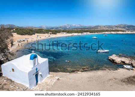 The beautiful beach at Alyko with the small chapel of Agios Giorgis in front, Naxos island, Cyclades, Greece Foto stock © 