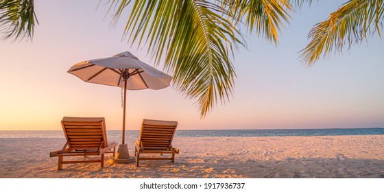 Bellissima spiaggia. Sedie sulla spiaggia sabbiosa vicino al mare. Concetto di vacanza estiva e vacanza per il turismo. Paesaggio tropicale ispiratore. Paesaggio tranquillo, spiaggia rilassante, design del paesaggio tropicale