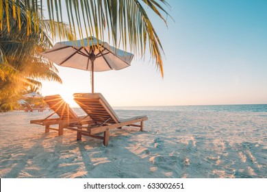 Piękna plaża. Krzesła na piaszczystej plaży w pobliżu morza. Urlop letni i wakacje koncepcja dla turystyki. Inspirujący tropikalny krajobraz
