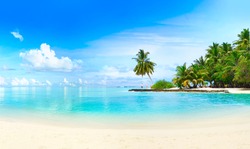 Bela Praia Com Areia Branca, Oceano Azul-turquesa, Palmeiras Verdes E Céu Azul Com Nuvens Em Dia Ensolarado. Paisagem Tropical De Verão, Vista Panorâmica.