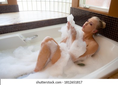 beautiful blond bathing n bubble bath