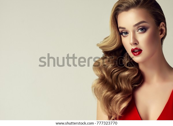 Beautiful Blonde Model Girl Long Curly Stockfoto Jetzt