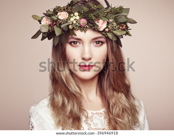 頭に花輪をかけた美しい金髪の女性 花の髪型の美人 完璧なメイク 美容ファッション 春の女性 の写真素材 今すぐ編集