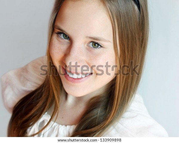 Ein Schones Blonhaariges 13 Jahriges Madchen Portrait Stockfoto Jetzt Bearbeiten