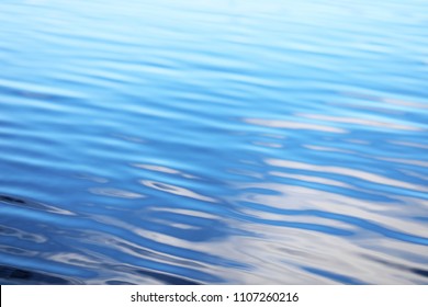 波打つ水面の美しい青い単純な背景 穏やかな海波 または平らな水 落ち着く水 Hは 渇きクエンチャーを含む インクの多い液体 湿式の海壁紙のパターンテクスチャー の写真素材 今すぐ編集