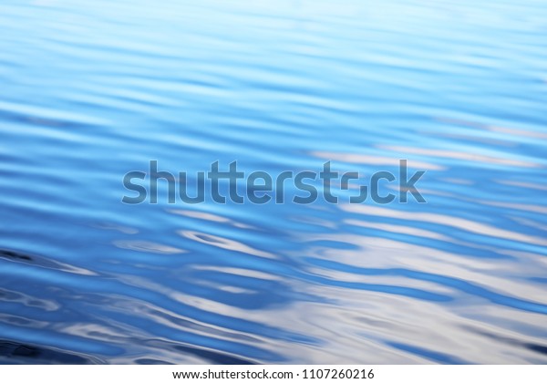 波打つ水面の美しい青い単純な背景 穏やかな海波 または平らな水 落ち着く水 Hは 渇きクエンチャーを含む インクの多い液体 湿式の海壁紙の パターンテクスチャー の写真素材 今すぐ編集