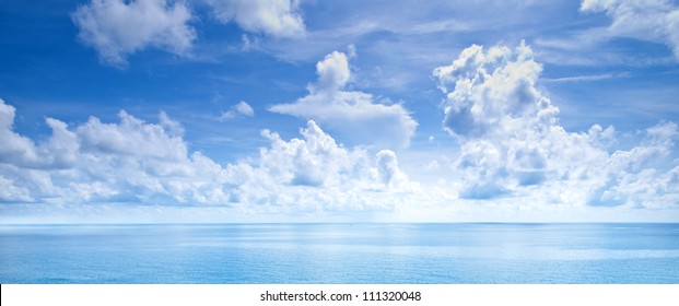 Красивый панорамный вид на море с голубым небом