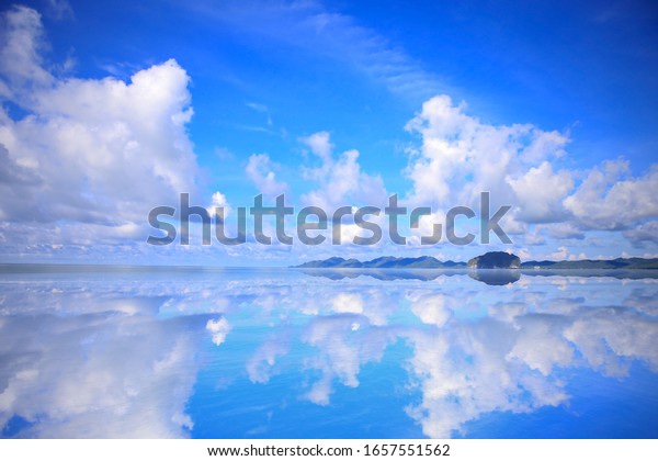 水面に映る美しい青い空と白いふわふわの雲 晴れた日には鮮やかな色の空と雲 さまざまな形の雲 美しい自然のサールス雲の背景 の写真素材 今すぐ編集