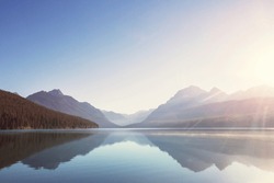 Hermoso Lago Bowman Con La Reflexión De Las Espectaculares Montañas Del Parque Nacional Glacier, Montana, EEUU.